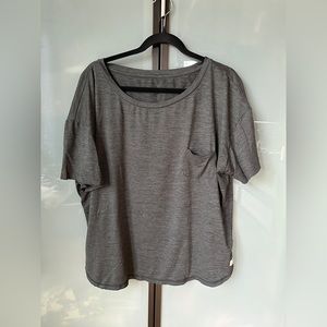 Vuori Women’s Lux Performance Tee, XL in Grey